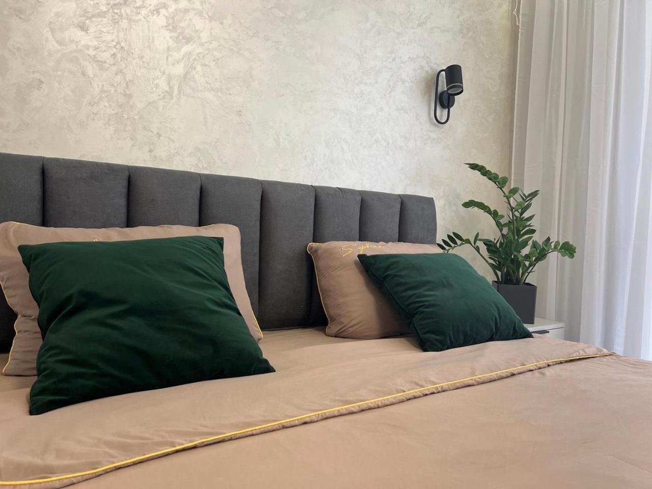 Apartments Vip Avalon Лвив Екстериор снимка