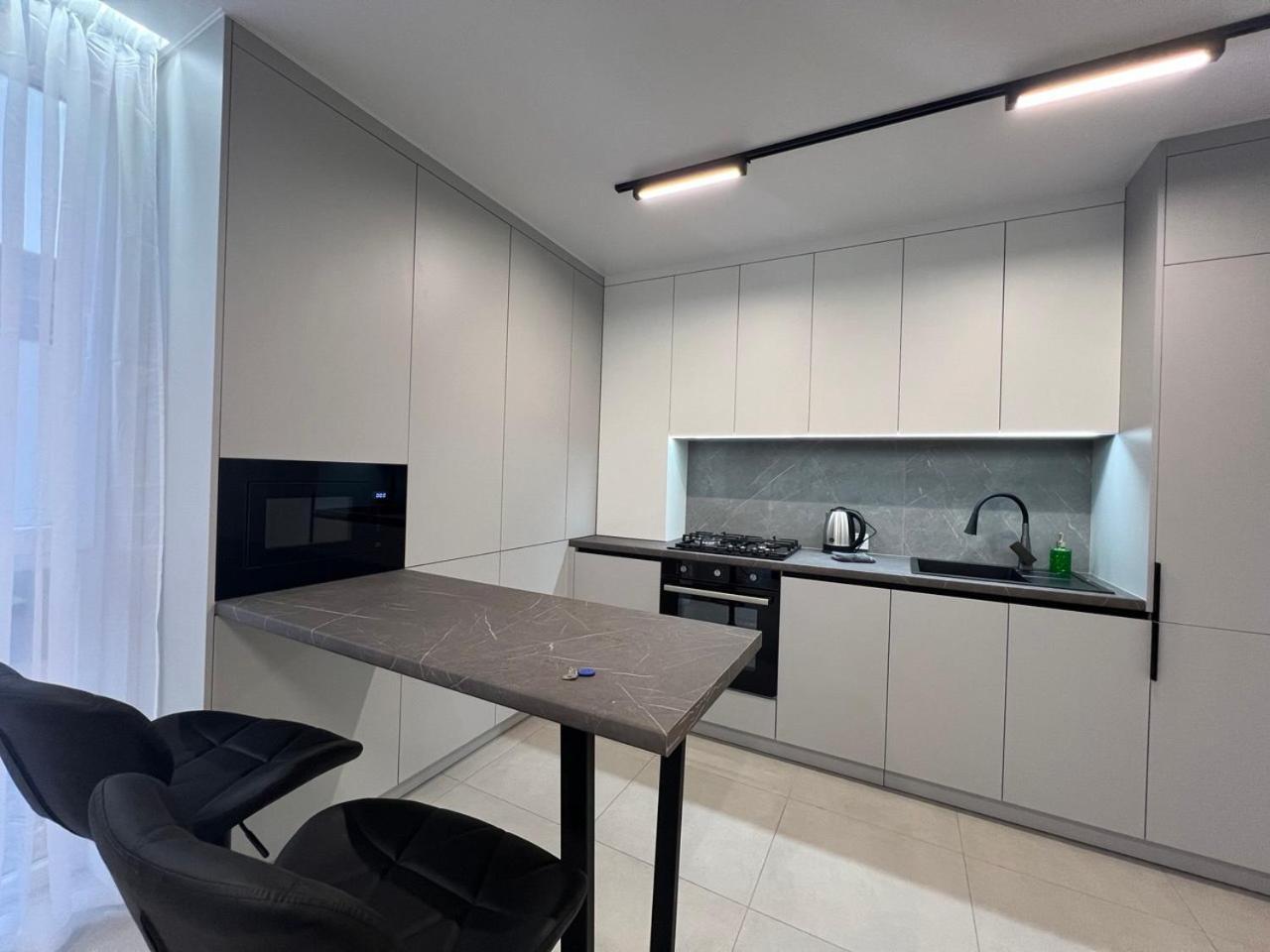 Apartments Vip Avalon Лвив Екстериор снимка